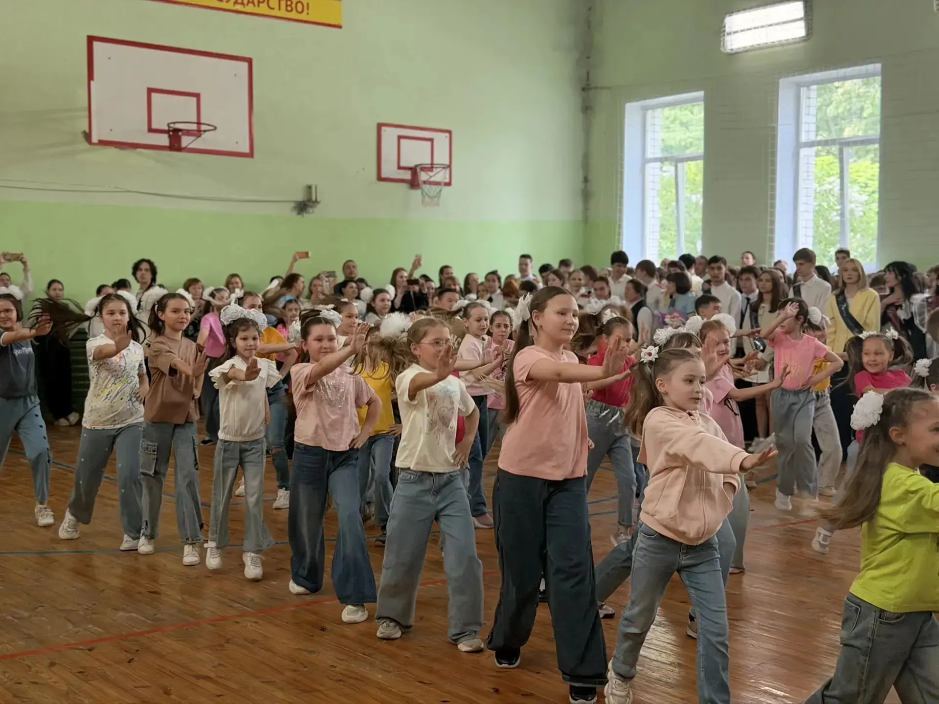 🎊 26 мая 2026 года в столичной школе №6 города Чебоксары прозвенел последний звонок для выпускников 