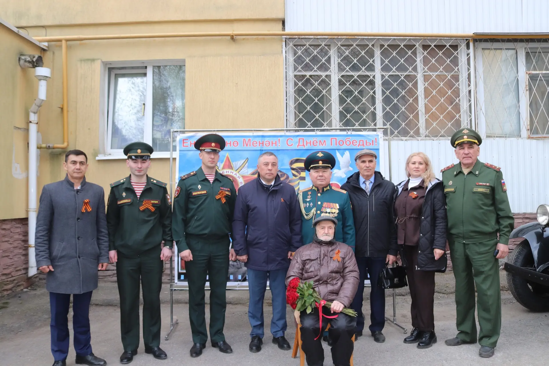 Сегодня провели первый персональный «Парад у дома ветерана», приуроченный к праздновани...