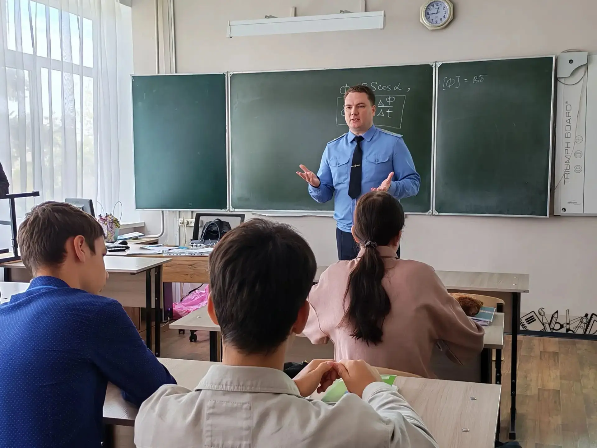 ✅В МБОУ СОШ №14 прошла тематическая беседа для учеников 11 класса на тему "Актуальные в...