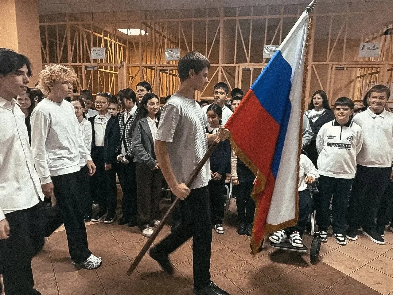 🎉 Учебная неделя в нашей школе началась с торжественной линейки с внесением государств...