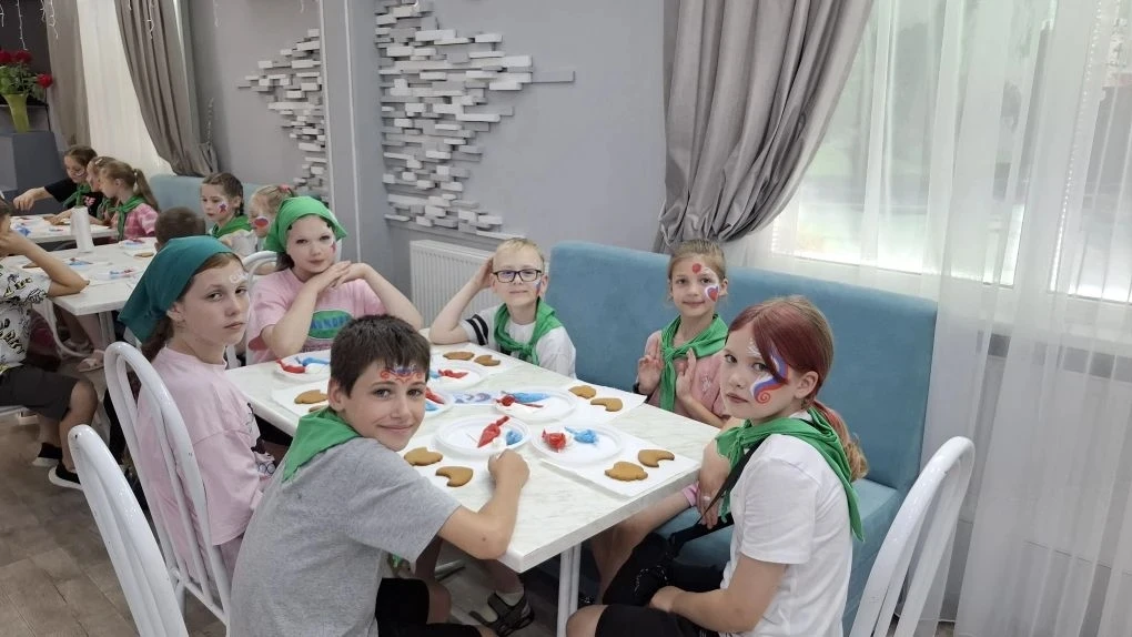 🍪 Сладкое творчество ко Дню России: мастер‑класс по росписи пряников! 🍪

В  лагере «Эдельвейс» про