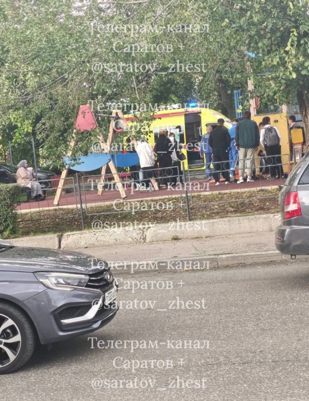 Напротив бывшего Эконома стоит скорая помощь, что-то случилось,