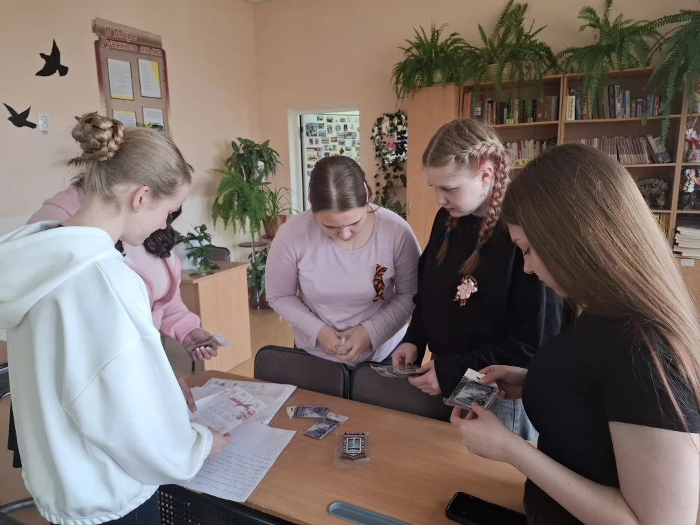 📧Учащиеся 10 А класса и Елена Яковлева завершают второй сезон участия во Всероссийском...