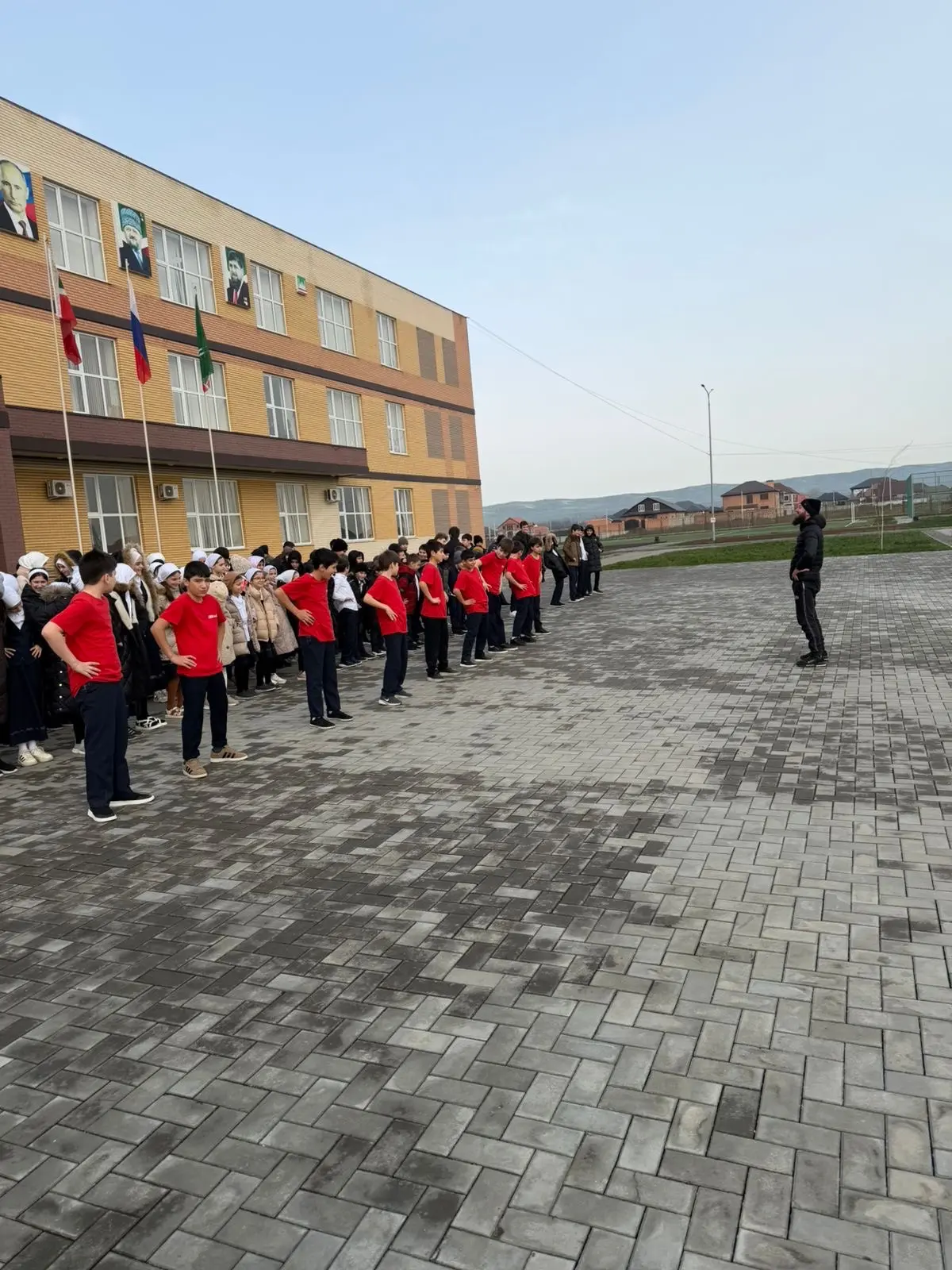 Во дворе  12 школы была организована утренняя зарядка, на которой ребятам посчастливилось заниматься
