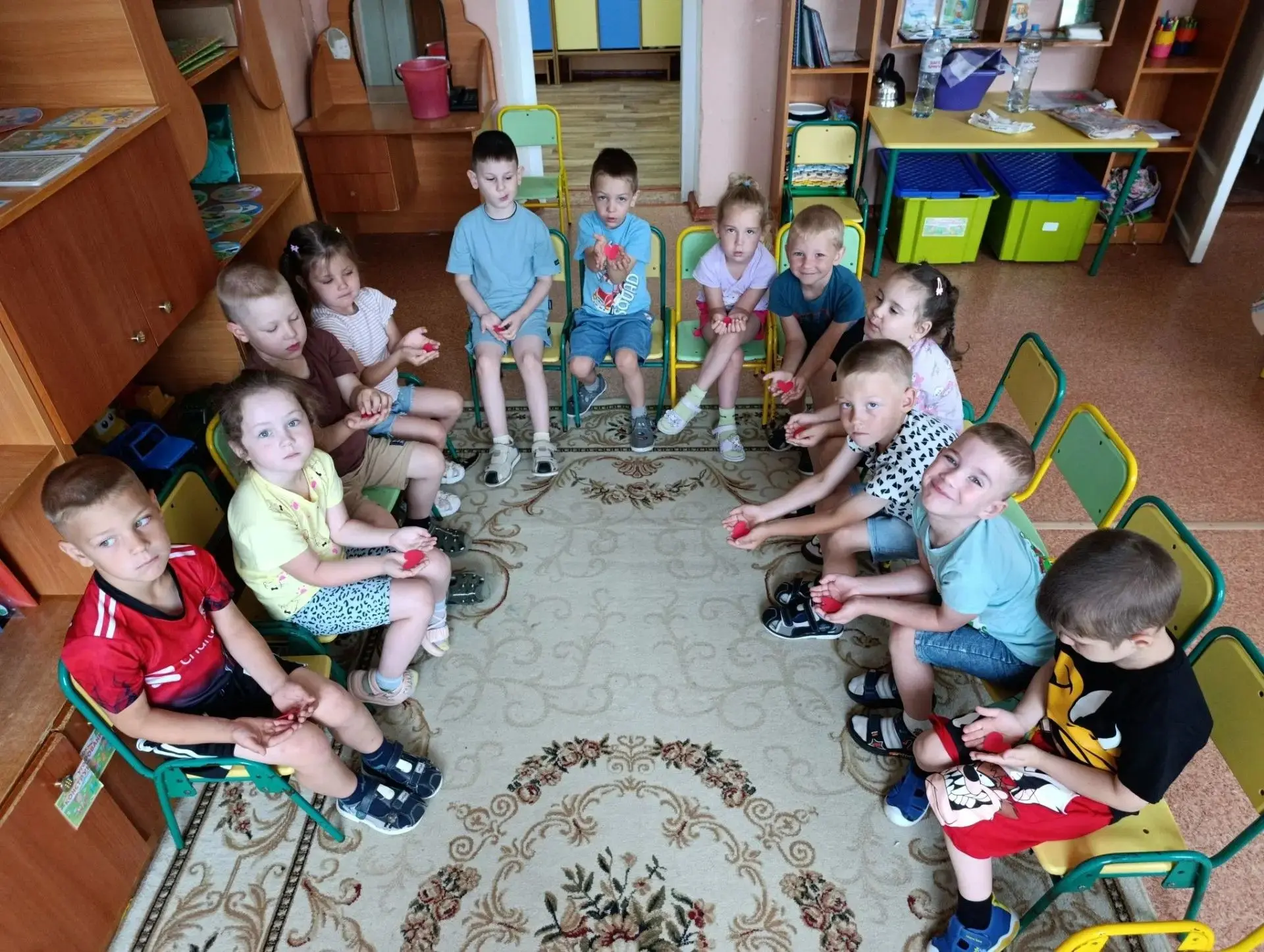 В средней группе прошёл «День доброты и вежливости». Утро началось с тёплых приветствий и маленьких 