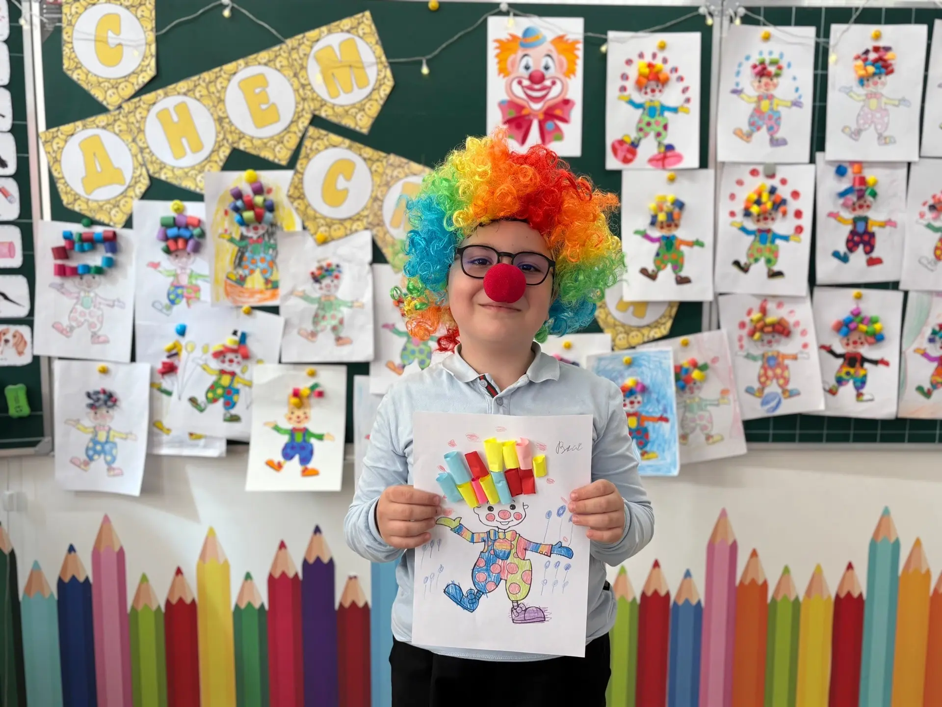 Ко "Дню смеха" ученики 1 д класса сделали аппликацию "Забавный Клоун". 🤡   Какой ребенок не любит ци