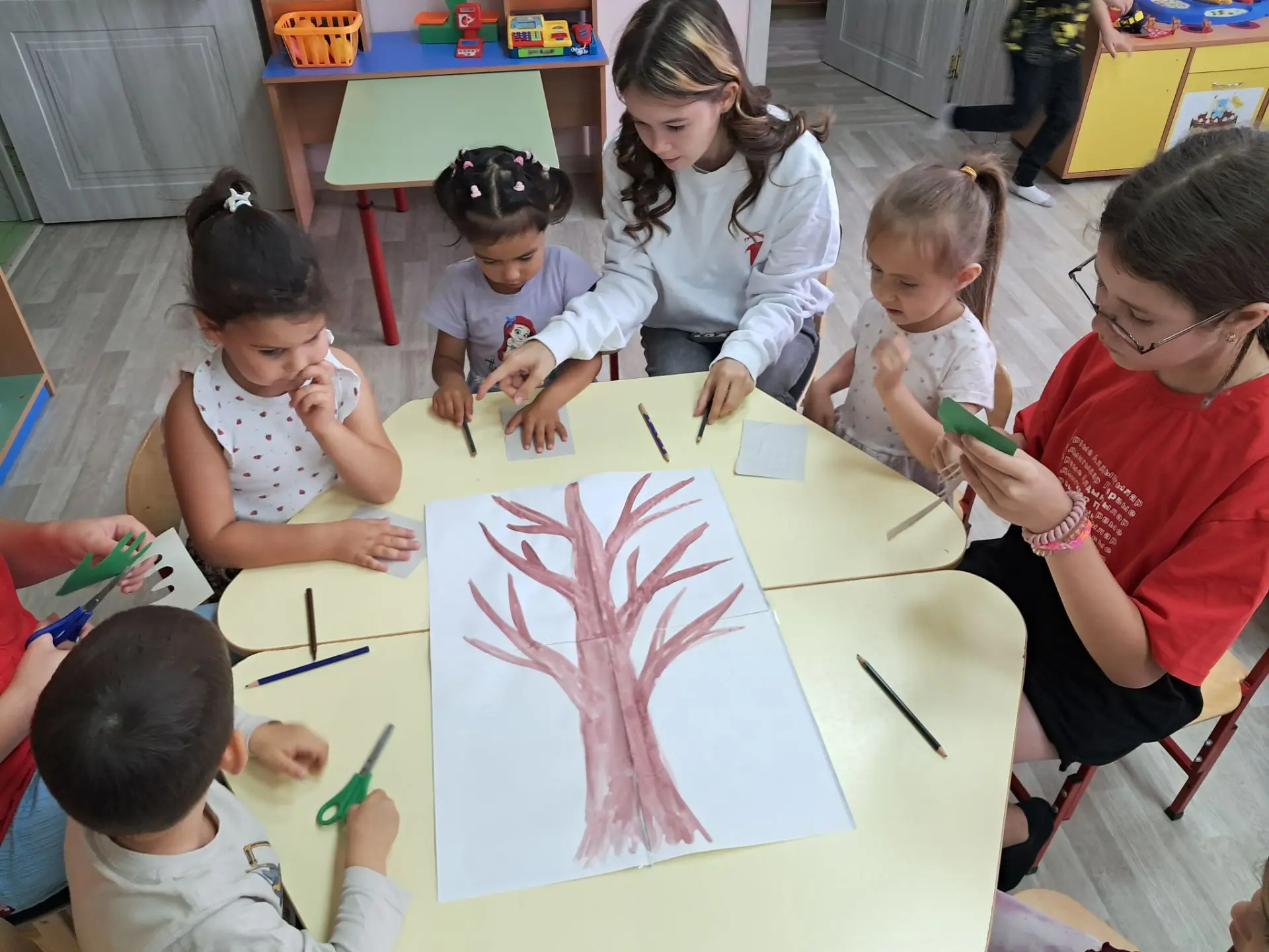 Бүген бездә кунакта "Беренчеләр хәрәкәте" кызлары иде.Балаларга мастер- класслар үткәрд...