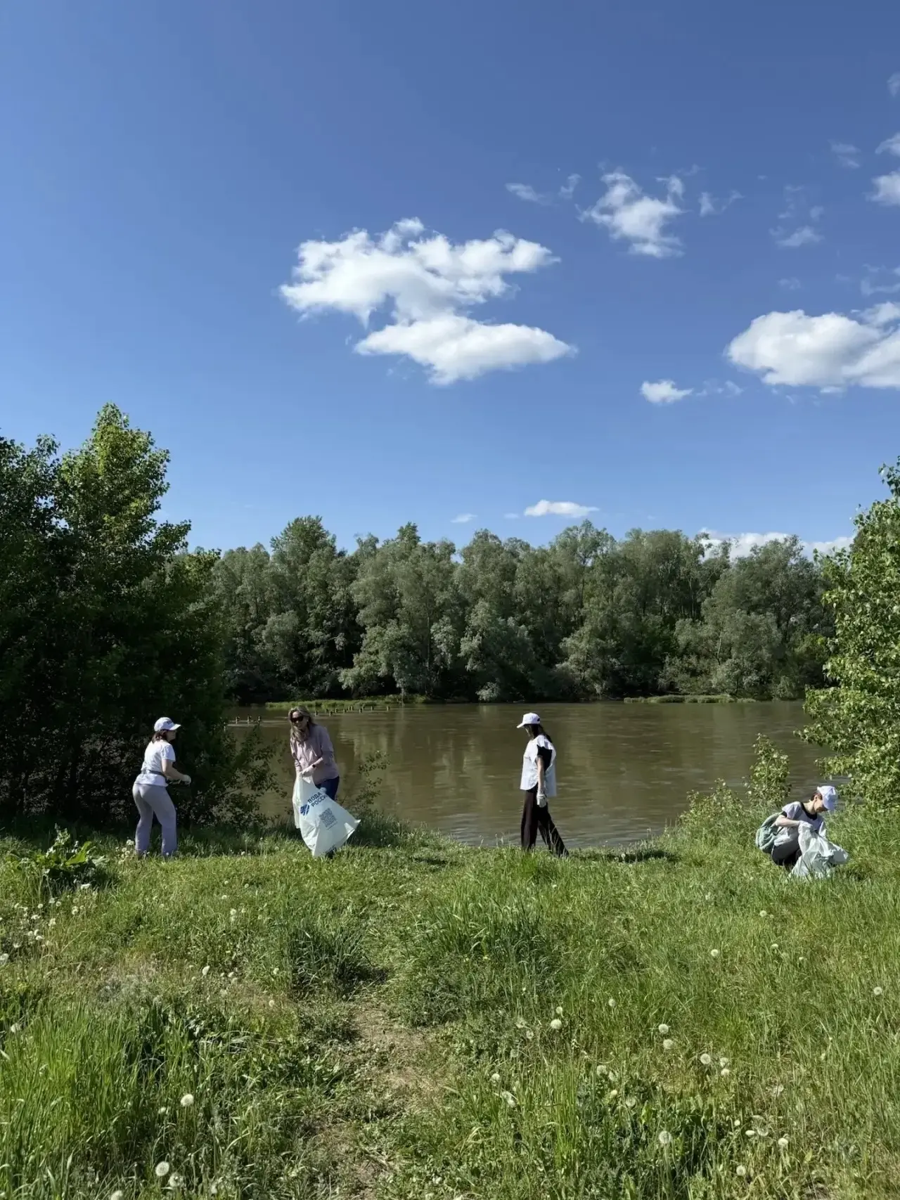 В Ишимбае на набережной Белой прошёл экологический субботник «Вода России» — чистота и голосование з