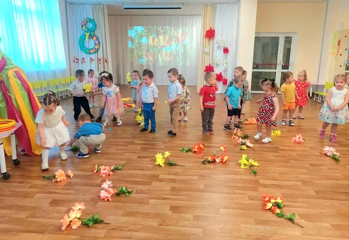 Сегодня наши малыши встречали долгожданную Весну! Детки танцевали,  играли с феей Весны...