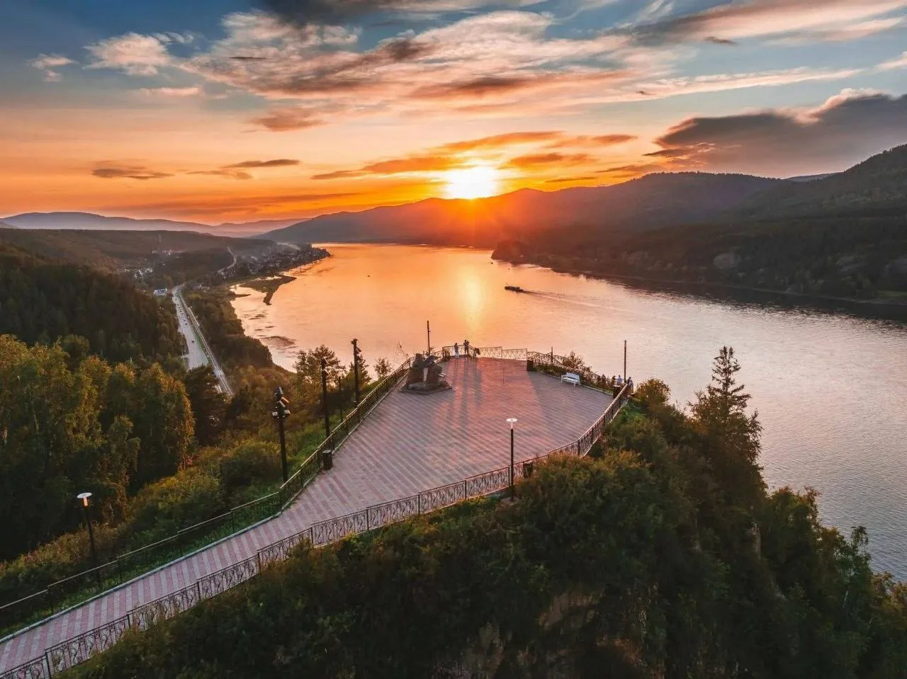 🌅 Провожаем последние закаты этого лета.