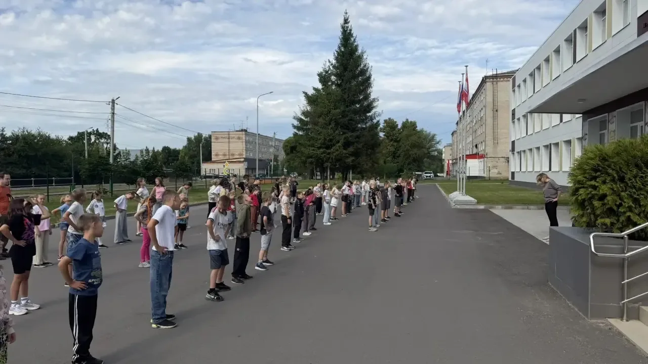 Школьный лагерь, день 15☀️

В день памяти 22 июня в школьном лагере прошло мероприятие, посвященное 