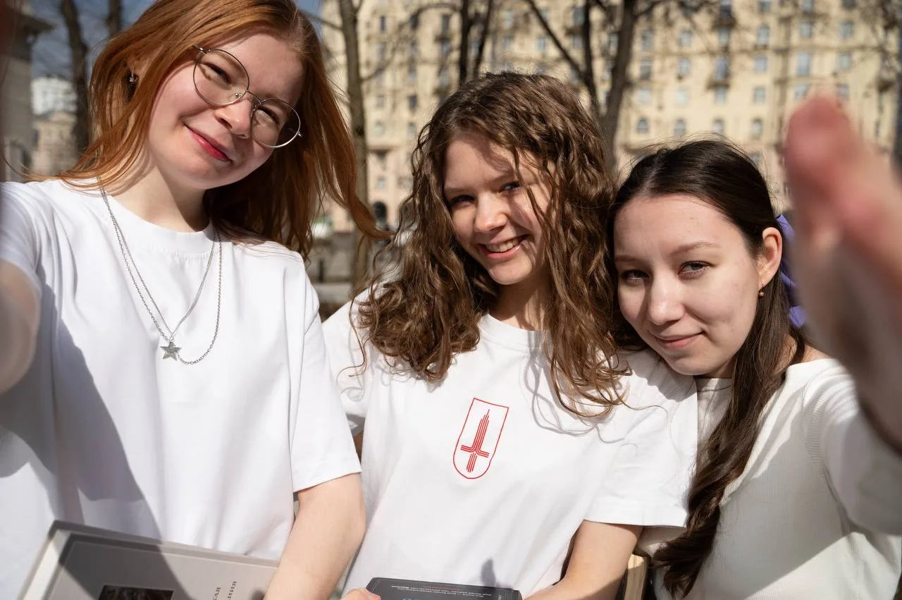 Наши любимые студенты на улицах весенней Москвы.  Ставьте много ❤️