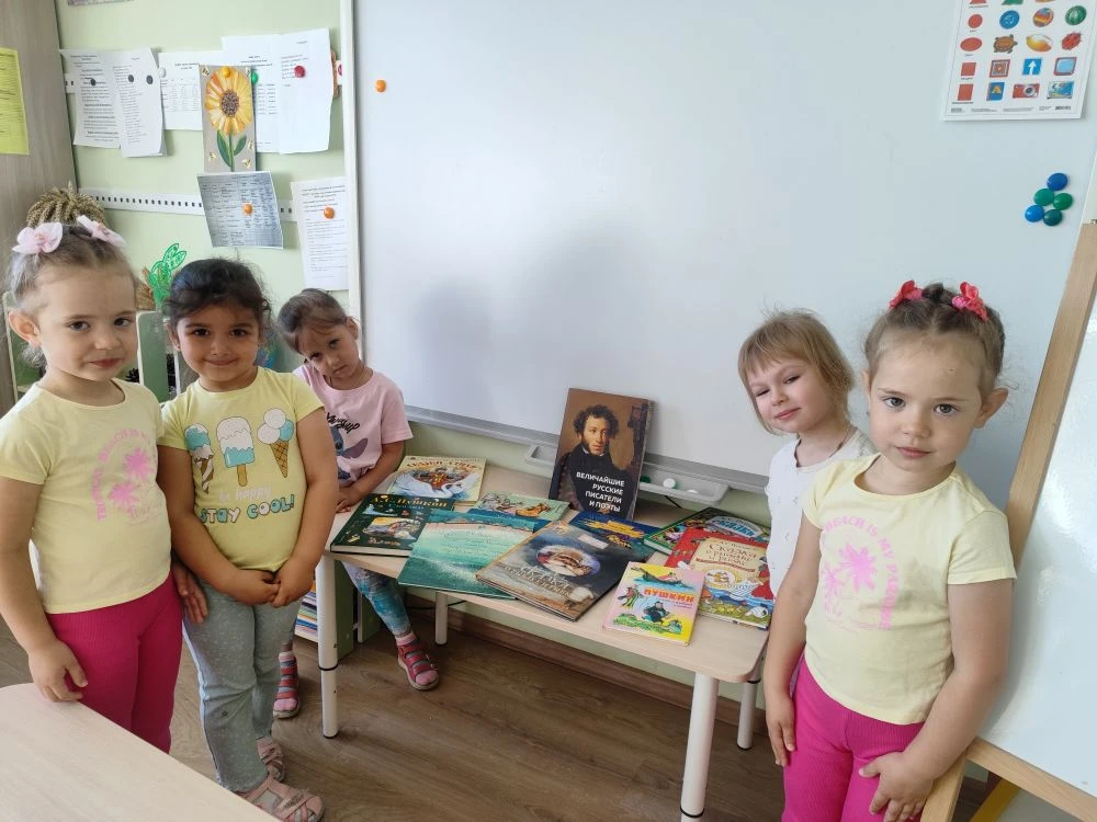 Сегодня, 3 июня, а наша средняя группа уже вовсю готовится к празднику — ведь 6 июня день рождения в