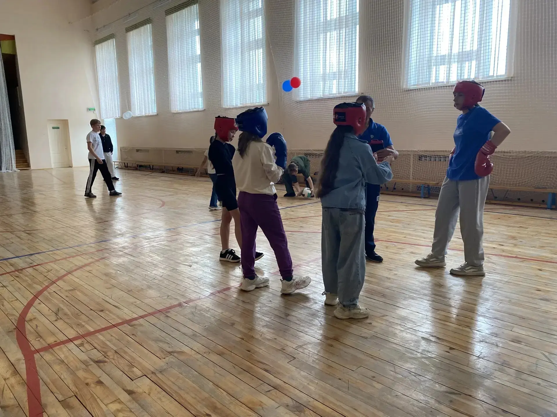 В школьном лагере "Дружба " ребята окунулись в мир бокса! Под руководством опытных тренеров, они осв
