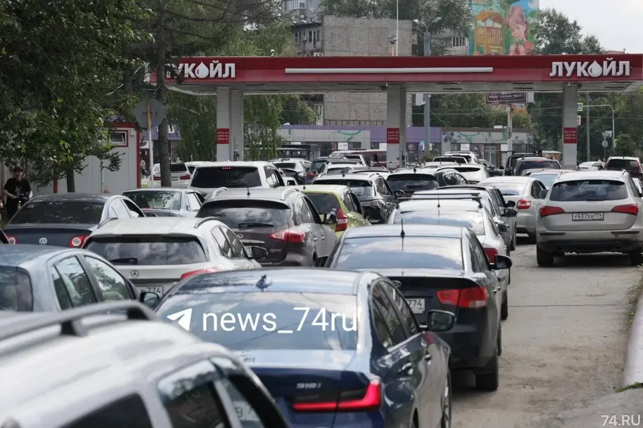 ⛔️⛽️ Огромная пробка образовалась от моста до заправки на Труда в Челябинске