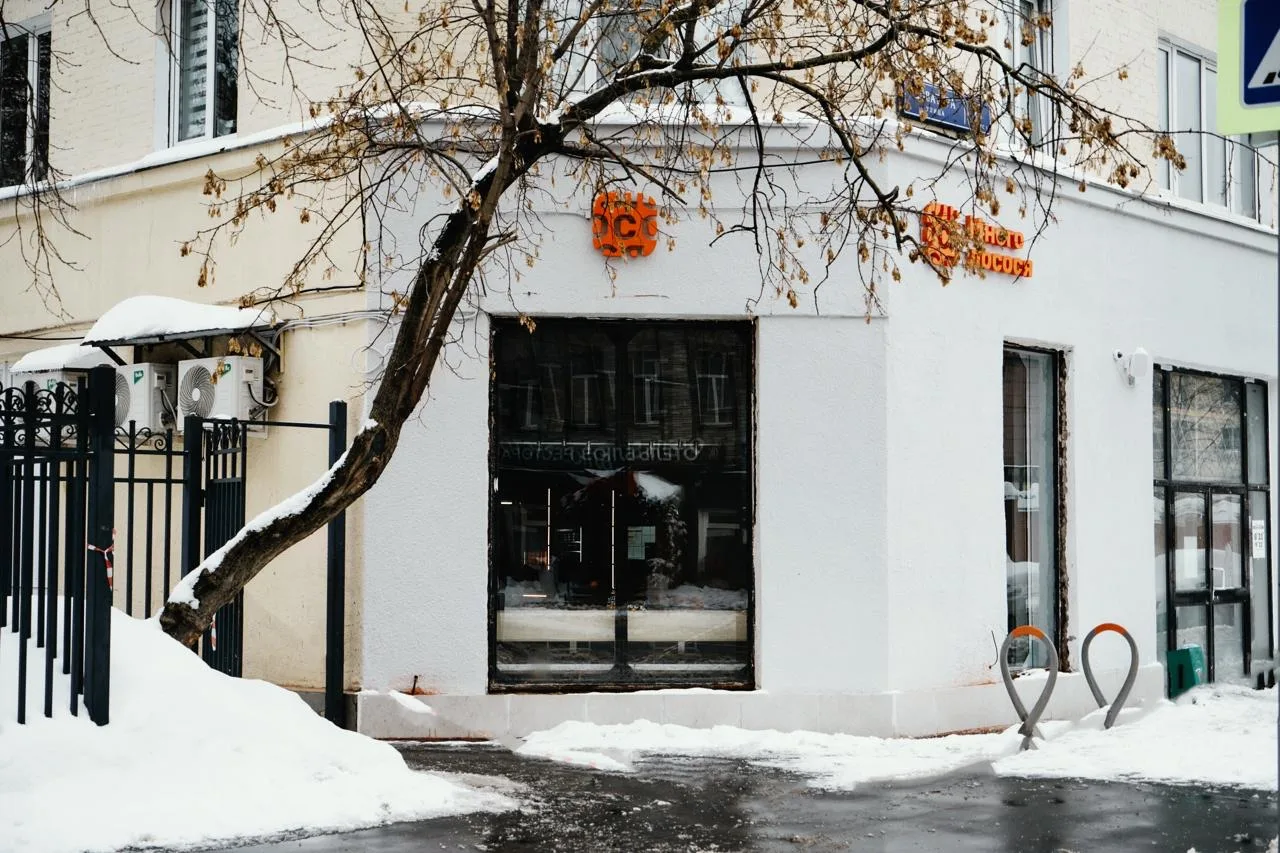 🍣 «Много лосося» запустили в Хамовниках свой первый физический ресторан. Заведение пло...