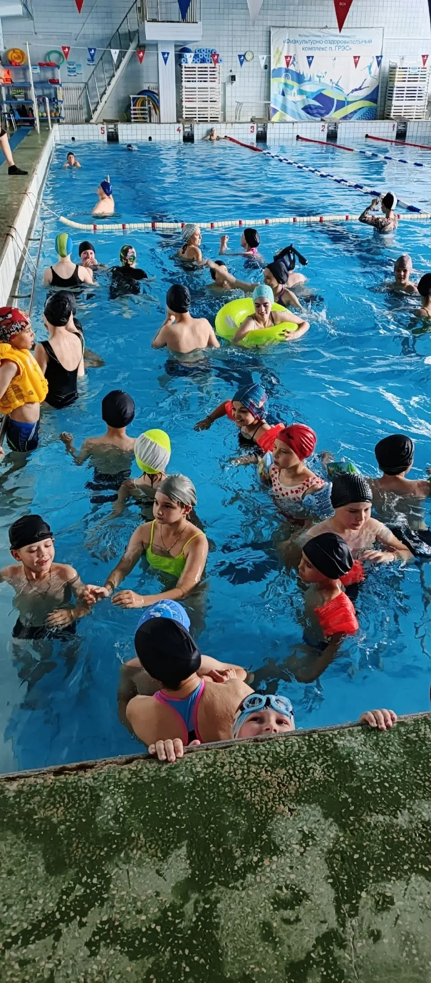 🌊 Лето, солнце и море брызг! Наши воспитанники покоряют бассейн! 🏊‍♂

Сегодня в нашем летнем школь