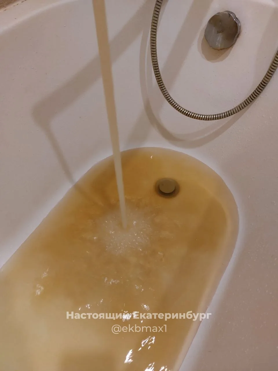 Горячая вода на Металлургов 32а.  Неделю,  в самый пик жары  на улице, просидели без горячей воды.  