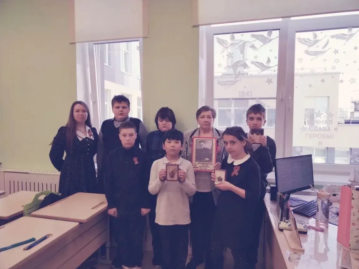 6 и 8 мая в классах 1.8 и 4.15 прошли уроки Мужества. На уроки приходил гость, бабушка учеников наше