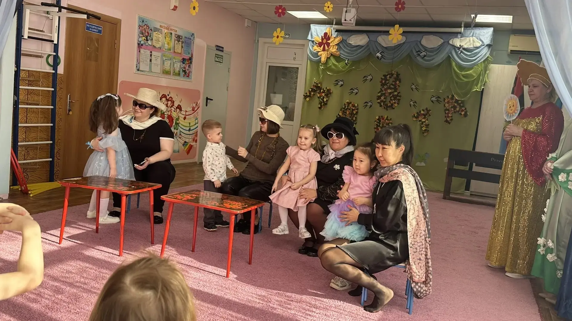 Сегодня в младшей группе "Игрушка" прошел праздничный утренник, посвящённый праздновани...