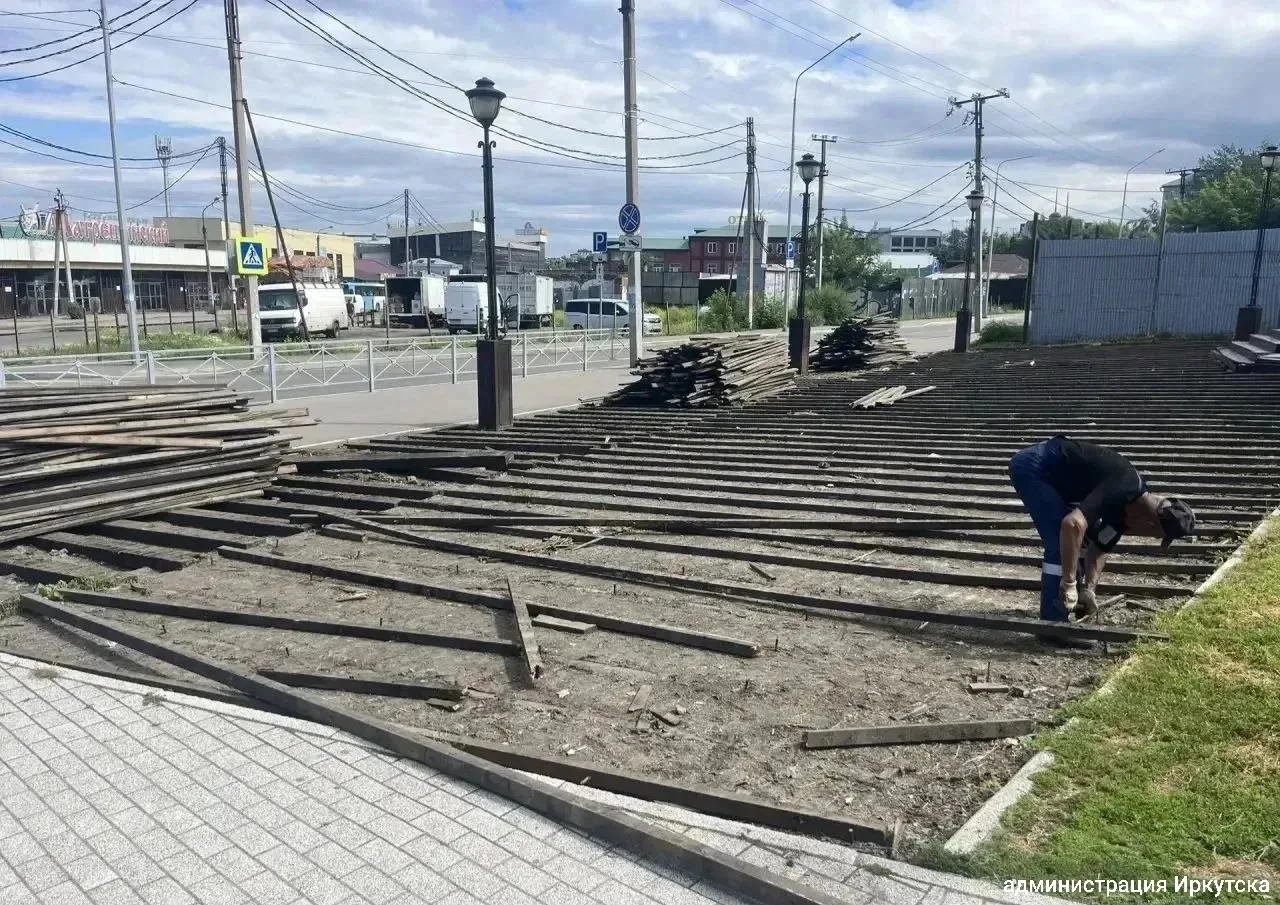 На Иерусалимской лестнице в Иркутске меняют деревянный настил на плитку.

На площади около 200 квадр