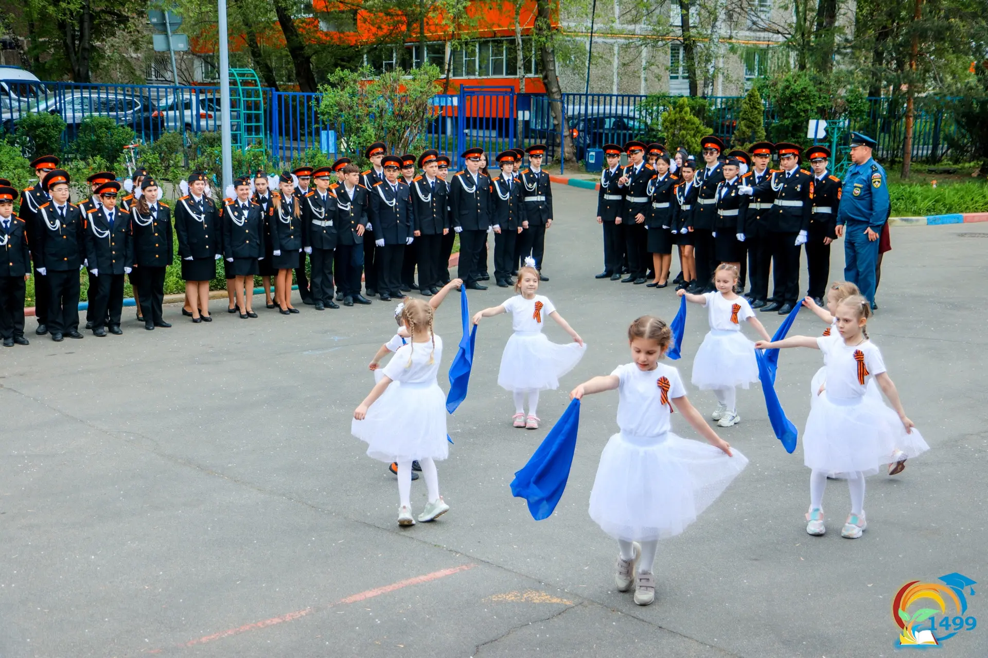 Вчера кадеты поменяли привычные уроки на очень важную миссию — подарить дошколятам праздничное настр