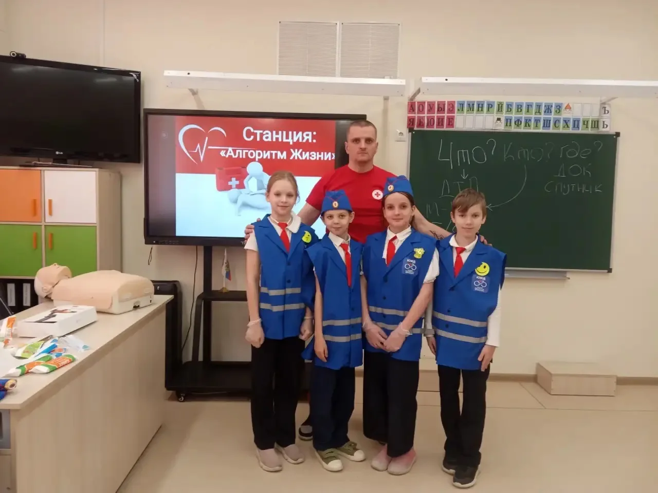 🚦✋ «Дорожный дозор» в действии: безопасность на дорогах и первая помощь!  Отряд ЮИД МАОУ «Школа № 10
