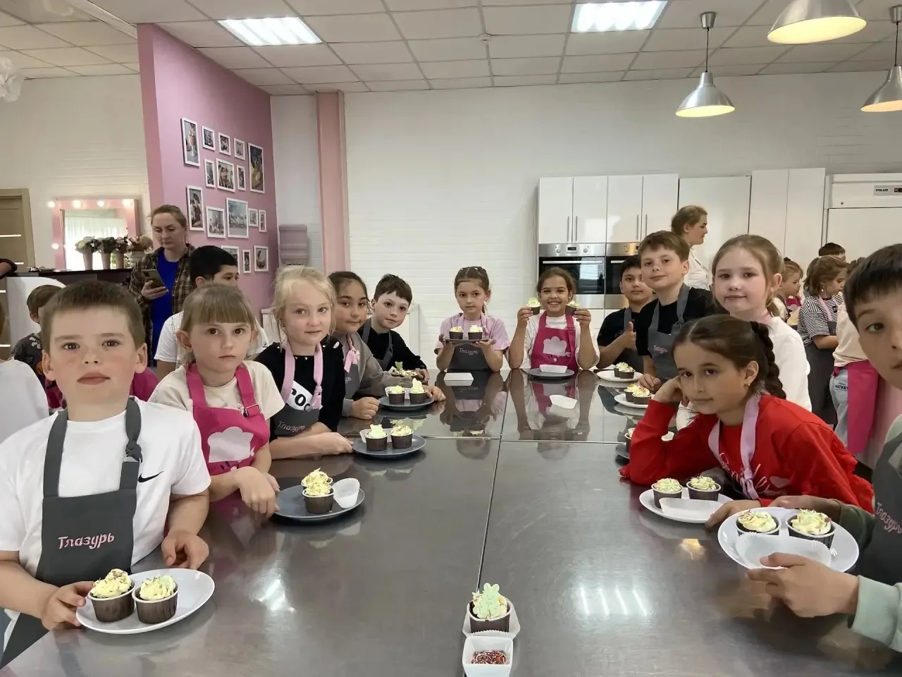 Сегодня, ученики 2 «Д» класса, отправились в Студию кондитерского мастерства «Глазурь» — и окунулись