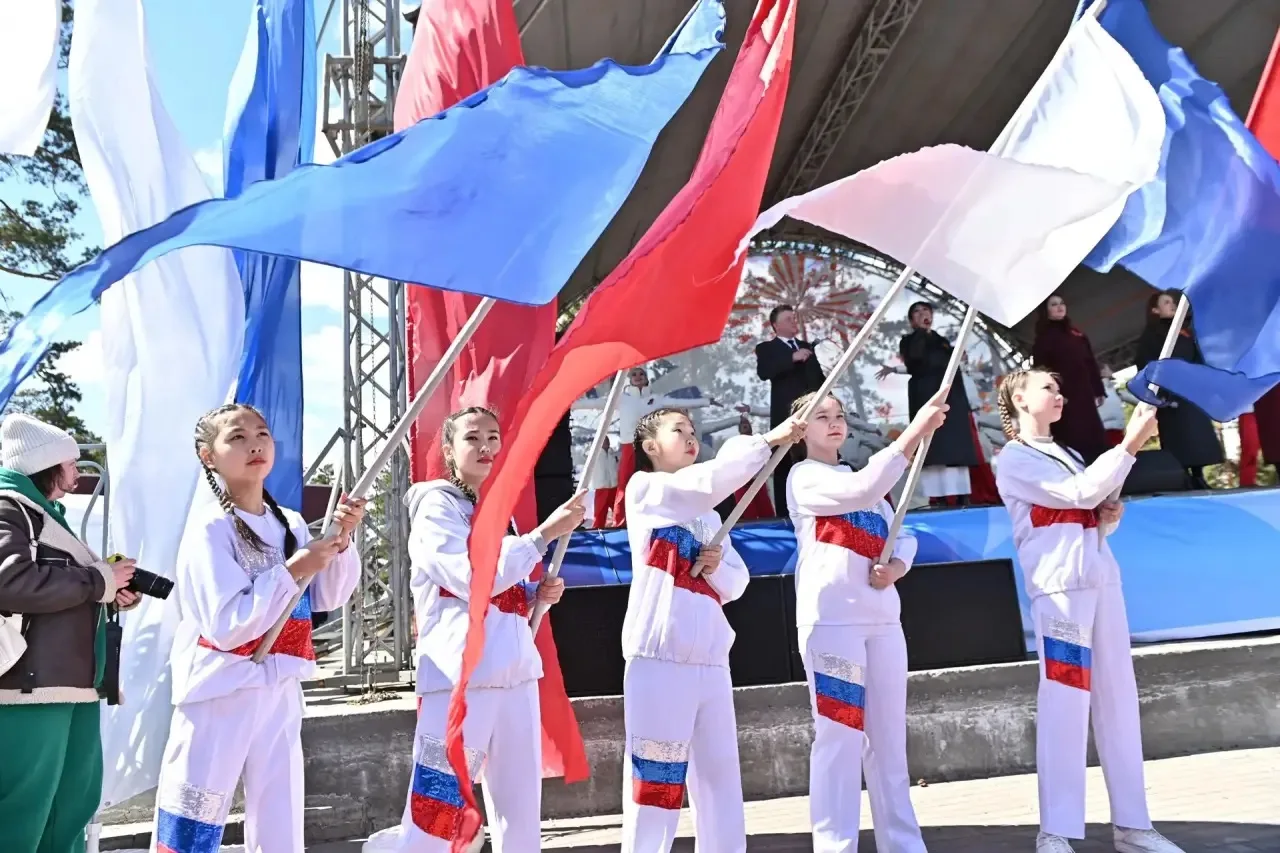 Уважаемые земляки!  Поздравляю вас с Днём весны и труда!  1 мая — это праздник, который объединяет в
