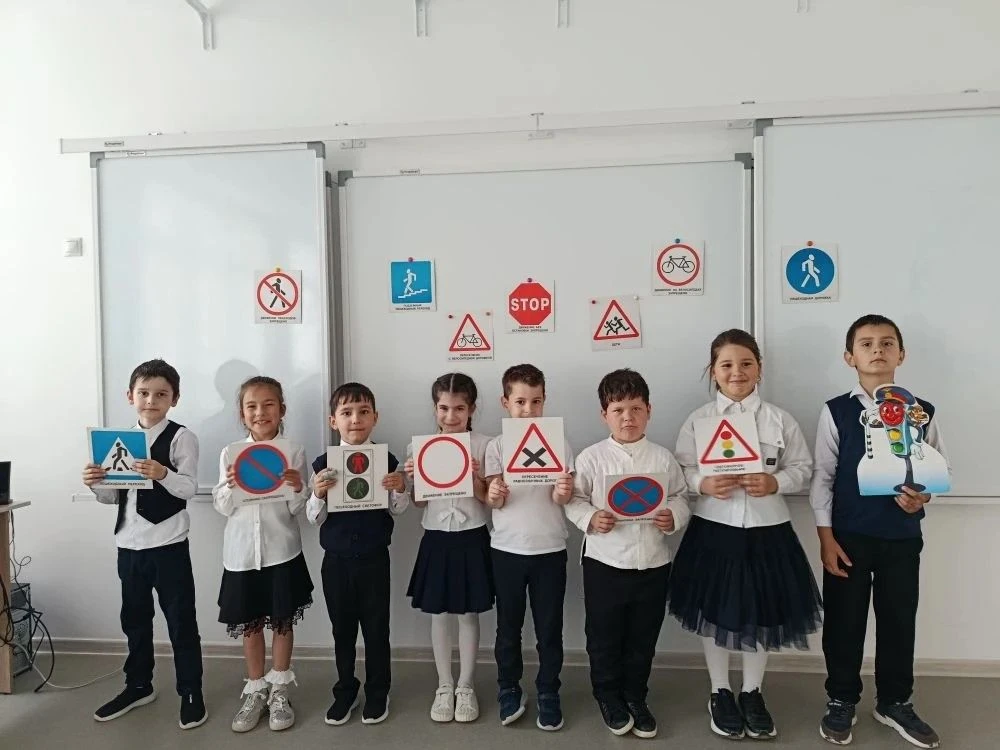 ❗️Урок безопасности "Правила дорожного движения" в 1 "б" классе провела Буруева Х.А.   ...