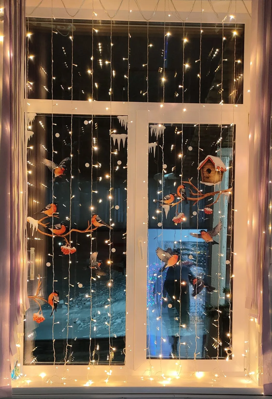 ✨В нашей школе царит новогодняя атмосфера! ✨
🎄В холле школы  оформлена  фотозона.
✨На окнах сверкае
