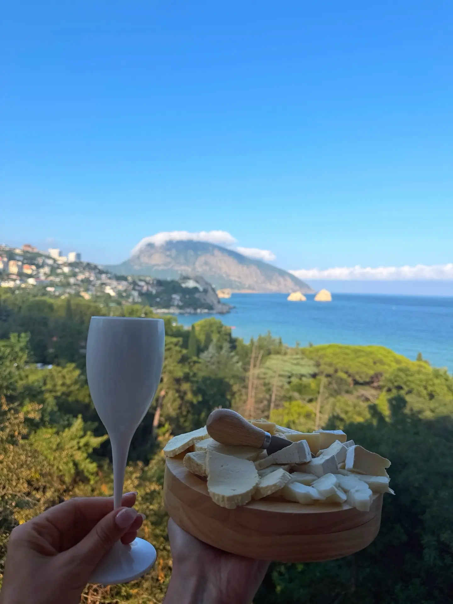 Вечерний вам Гурзуф 🌊🍷 

Жарко, цикады, генераторы - свой вайб. Но мы возвращаемся сюда снова и сн