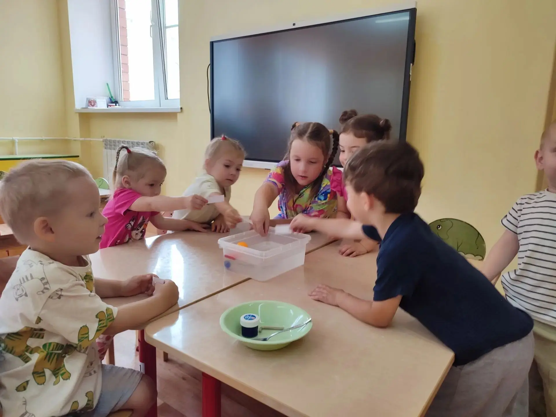 «Волшебница вода»: малыши из группы «Зайчата» из Красной шапочки провели настоящие научные исследова