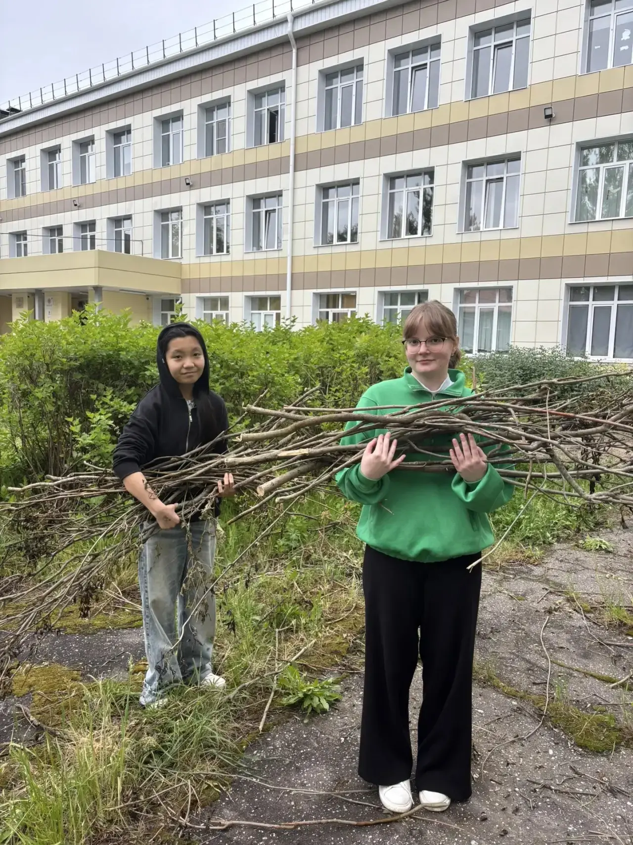 🌞 Лето с пользой: наша школьная трудовая площадка в действии! 🌞
 
Каникулы — это не только отдых, 