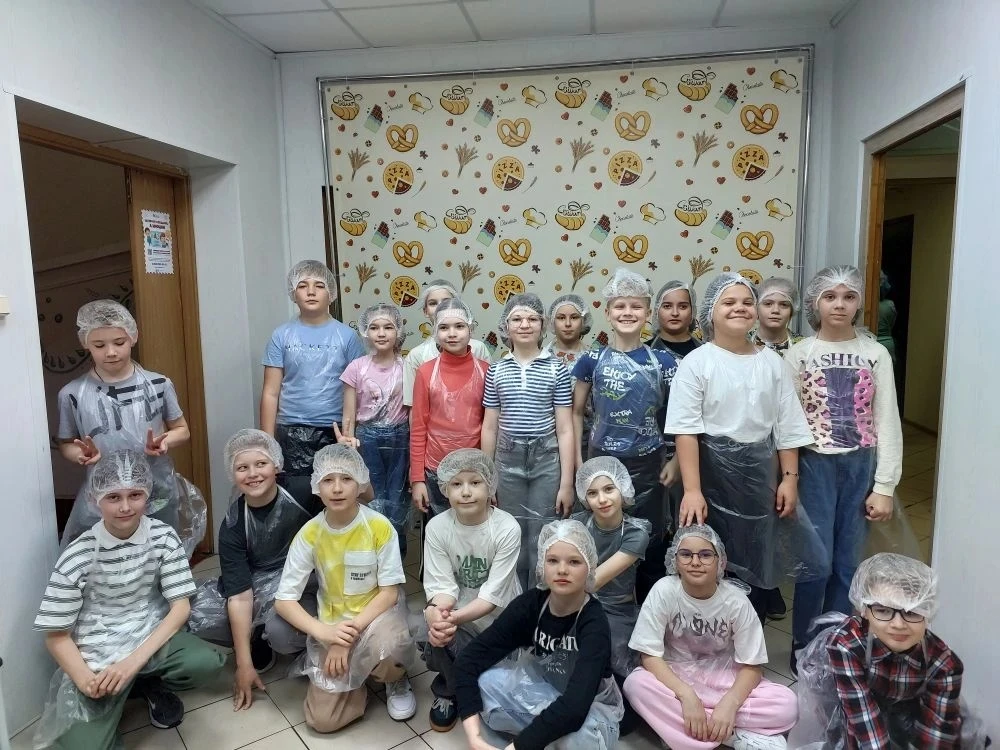 «Двери пекарни, сдобное тесто: Что же готовится здесь, интересно? Бублики, булки, лаваш и ватрушки, 