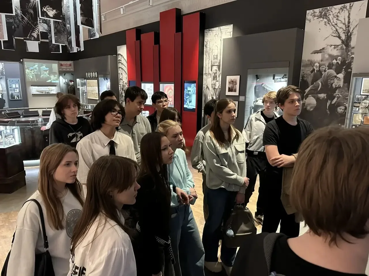 🏛️ Погружение в историю  📖 Ученики 10 «А» и 10 «Б» классов отправились в Музей современной истории Р