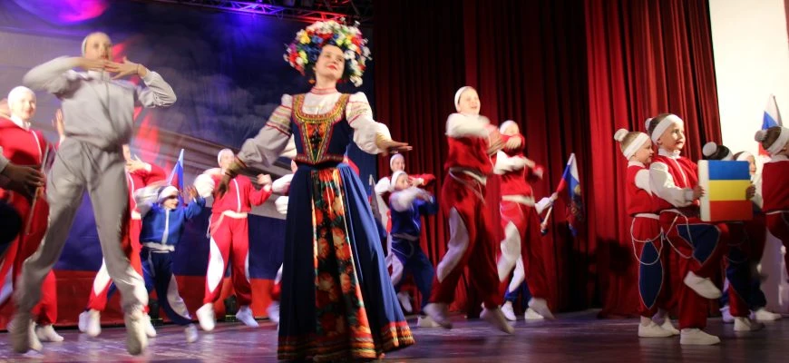 Вчера, в Городском Дворце культуры, прошли праздничные мероприятия ко Дню России. 

🇷🇺В фойе - рис