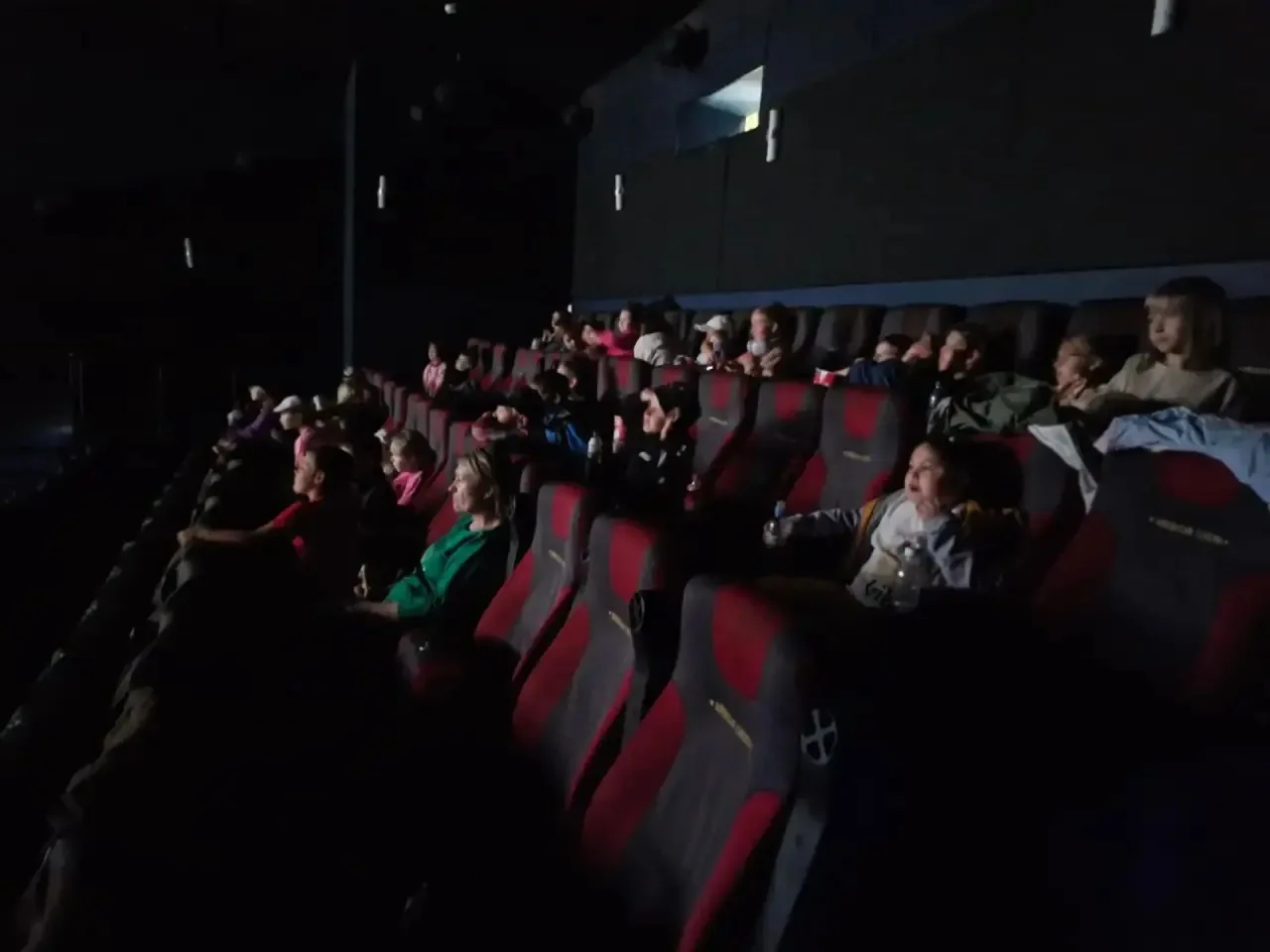 🎬 Кино 🍿
Ребята 4, 6 и 6ф отрядов посетили кинотеатр!
Такие моменты объединяют, дарят общие воспом