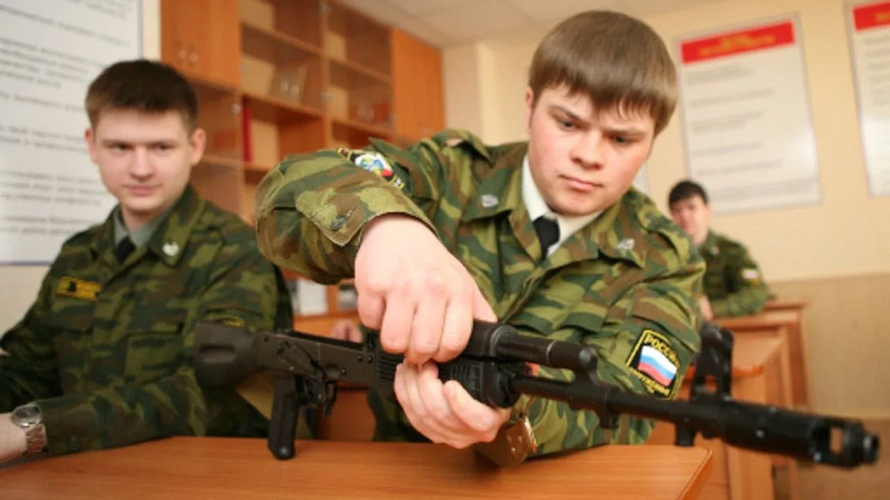 В российских школах увеличили количество часов на начальную военную подготовку