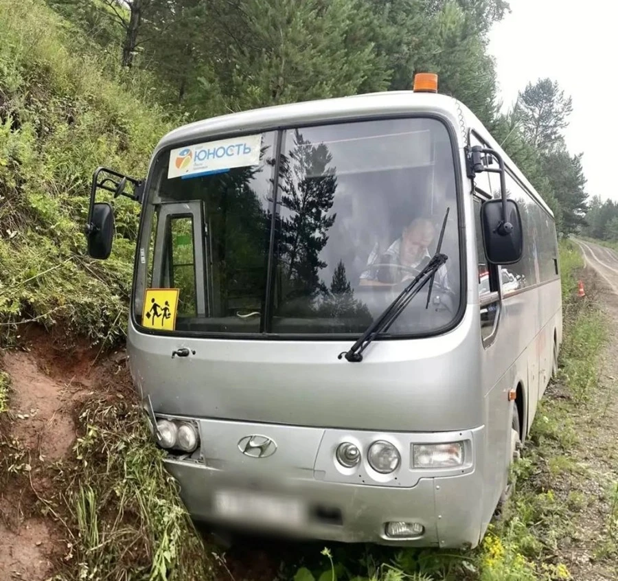 Автобус с детьми съехал в кювет по пути в лагерь под Красноярском
