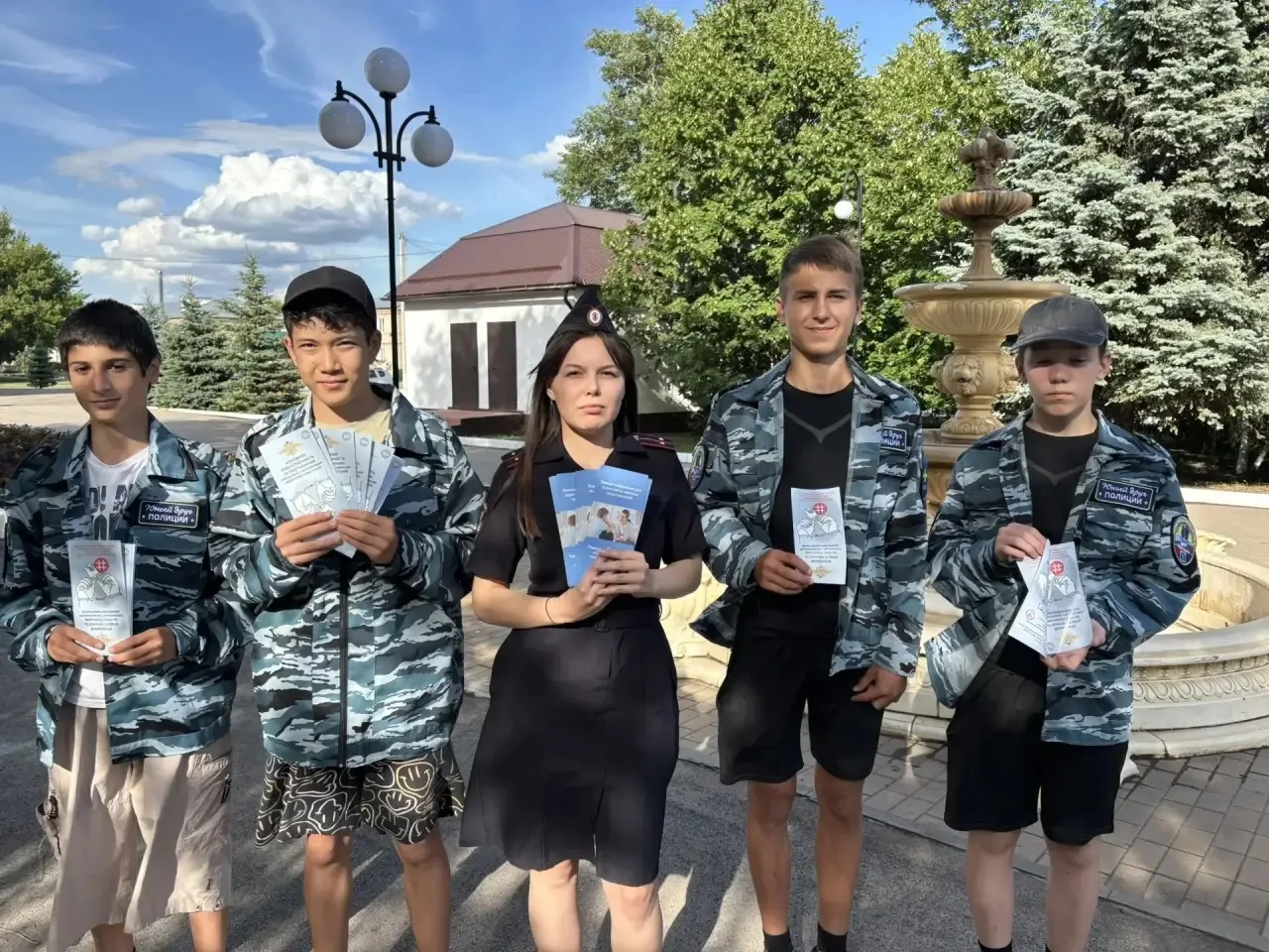 🚨 Мы — за безопасное будущее!

В рамках месячника антинаркотических мероприятий члены отряда «Юные 