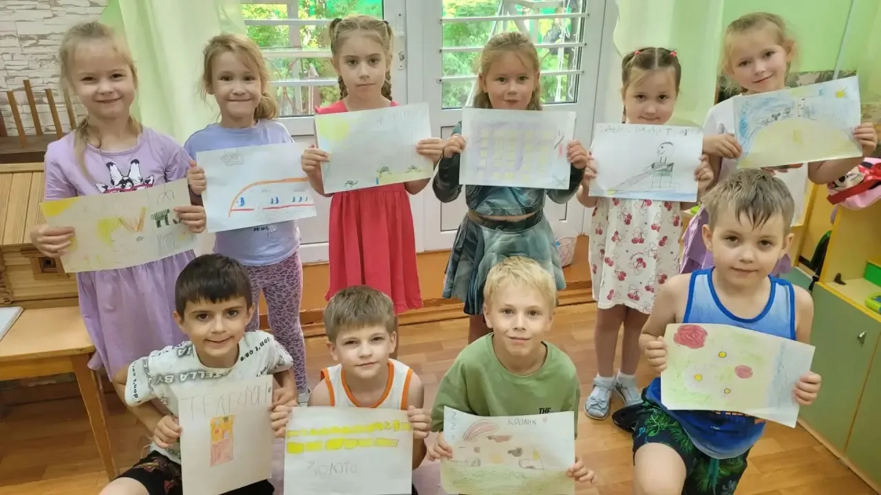Вот так на листе бумаги ребята из группы «Пчёлки» изобразили те вещи, которые делают их счастливее в