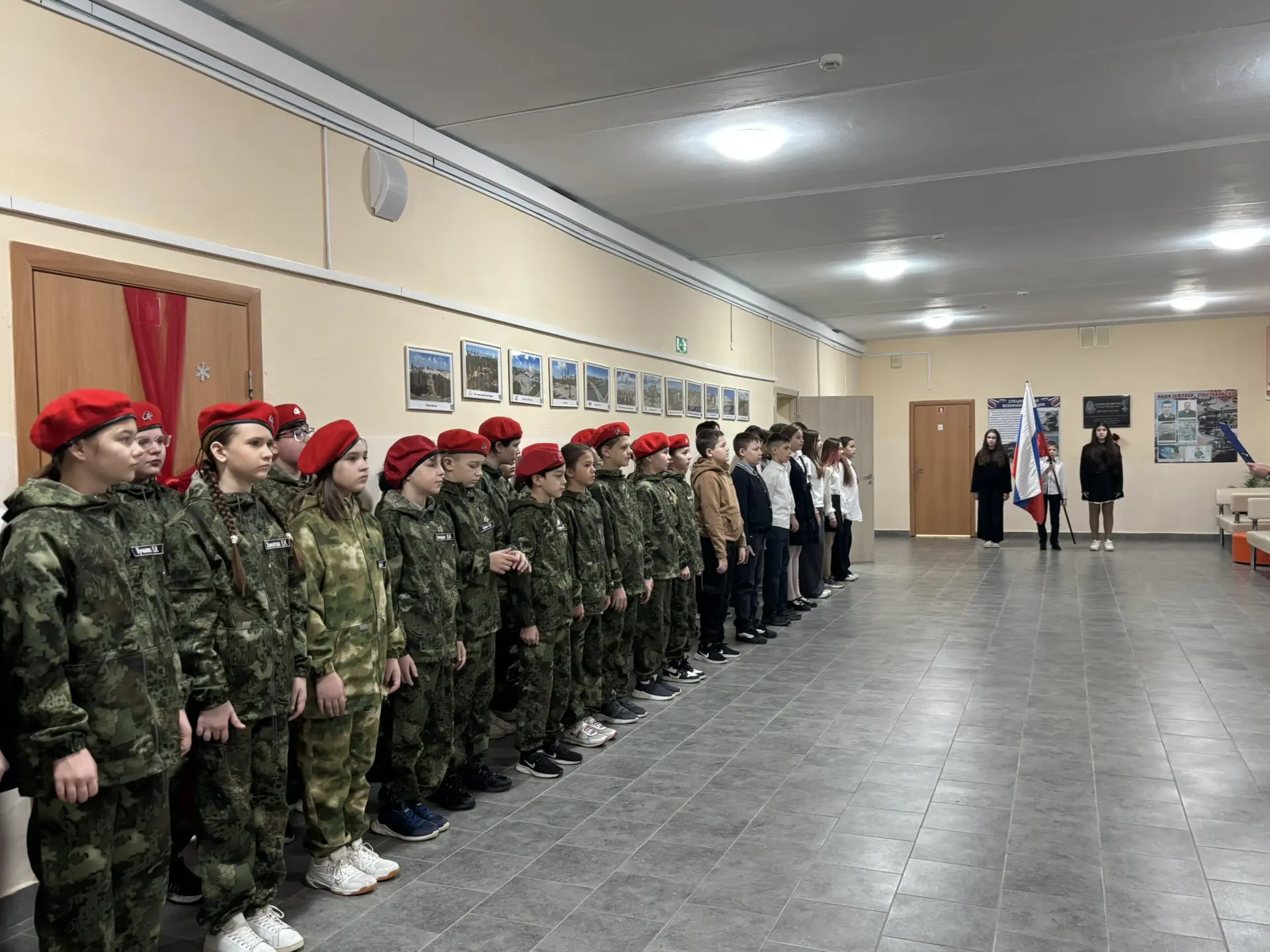 🇷🇺 В первый день третьей учебной четверти право вынести и установить Государственный Флаг Российской