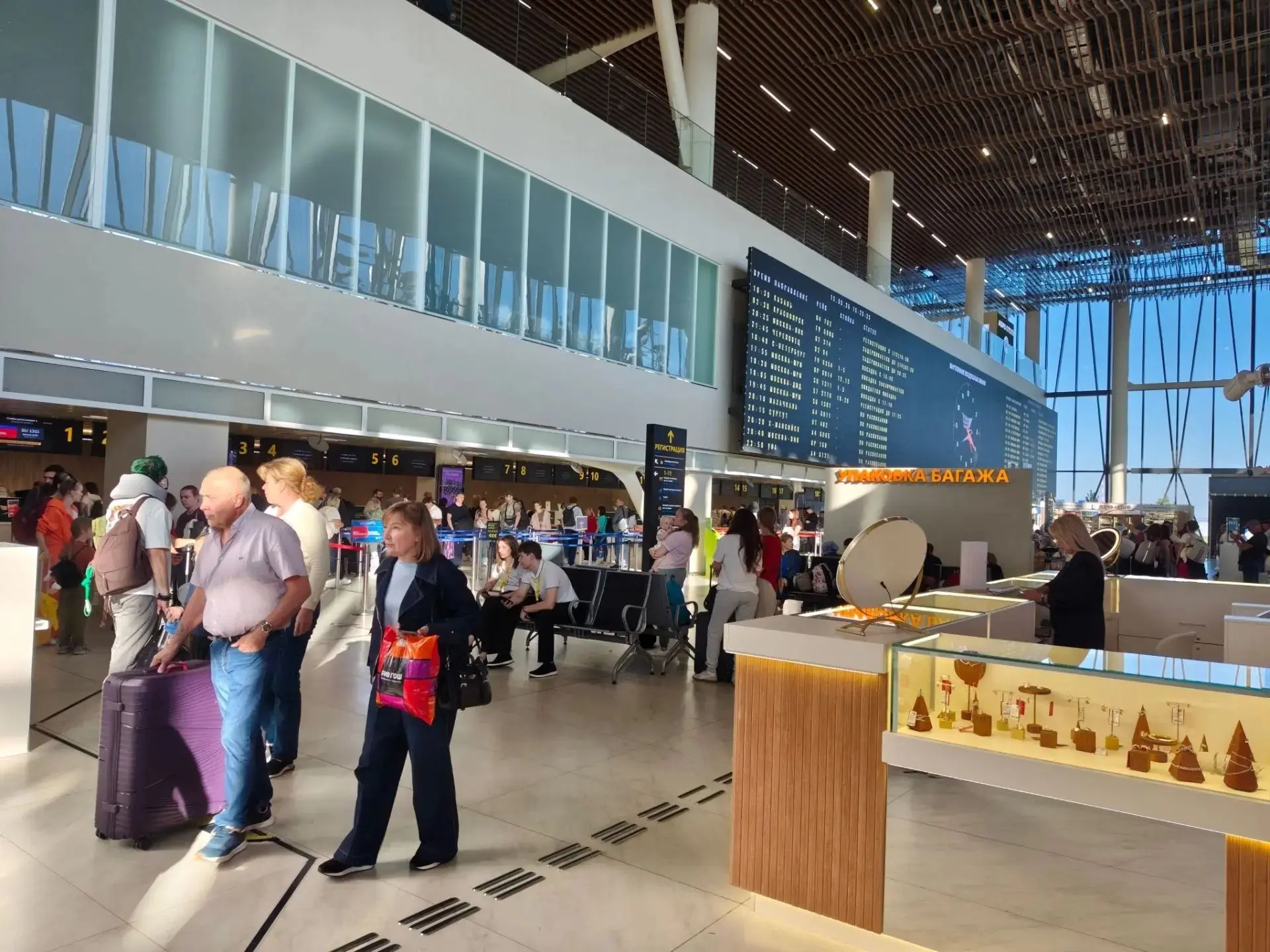 ✈️ Рейс Москва — Анталья экстренно сел в Минводах: пассажиров уже час не выпускают из с...