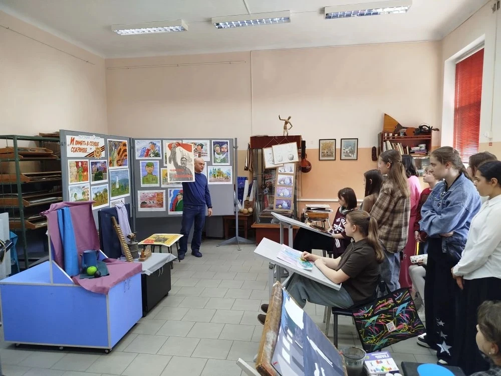 В канун великого праздника Дня Победы в Зеленокумской детской художественной школе ежегодно проходят