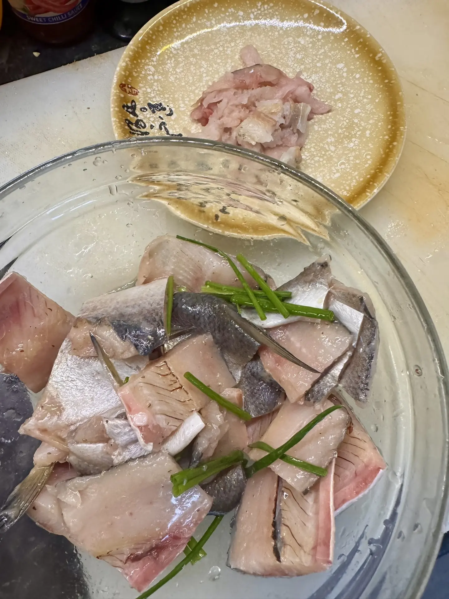 И  мне сладость, и коте - радость) ряпушка, соль, перец, зеленый лук, масло. Топчик)