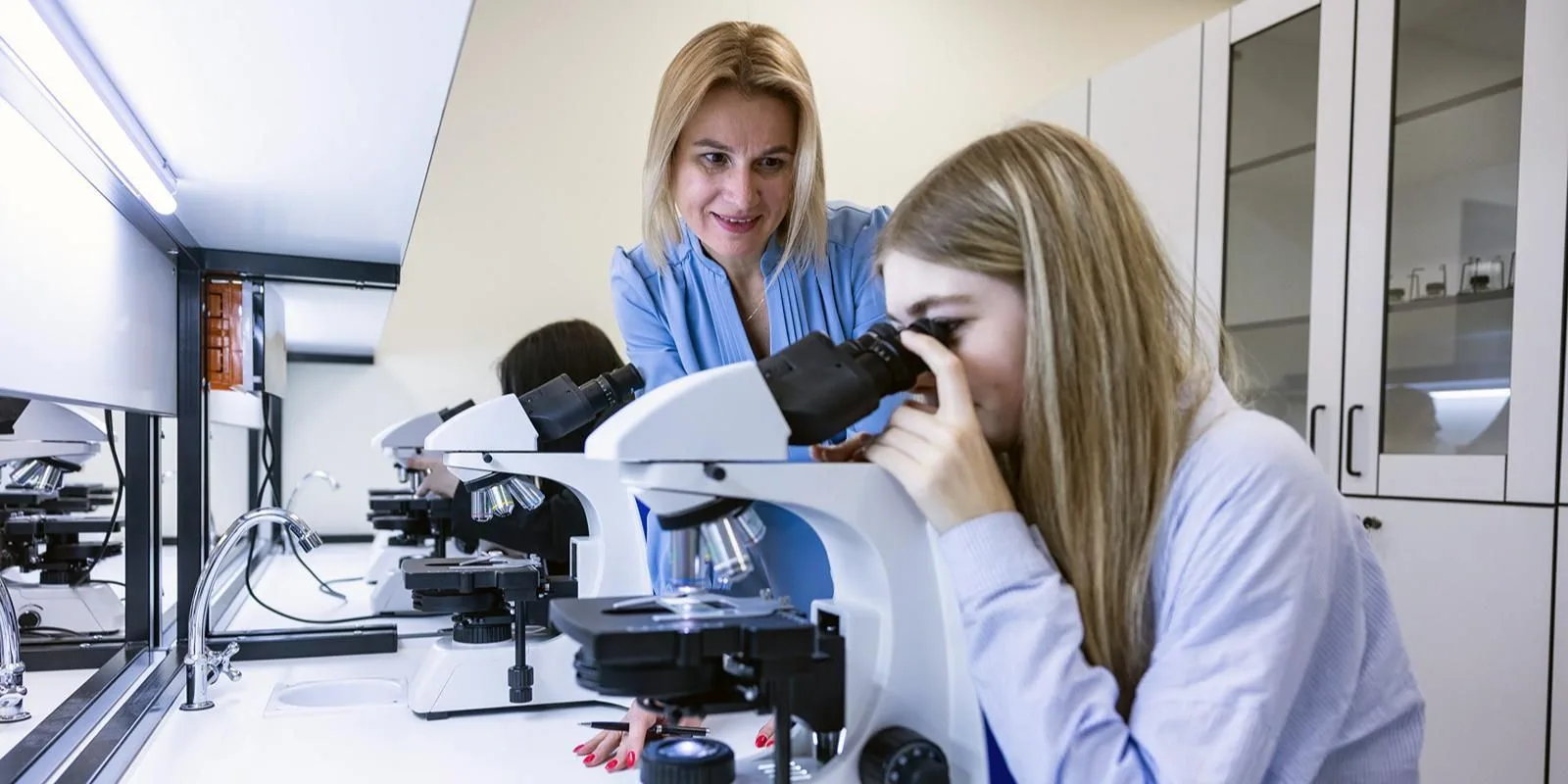 🔬 Цифровые микроскопы, интерактивные панели, лаборатории с высокоточными датчиками – для ребят, увл