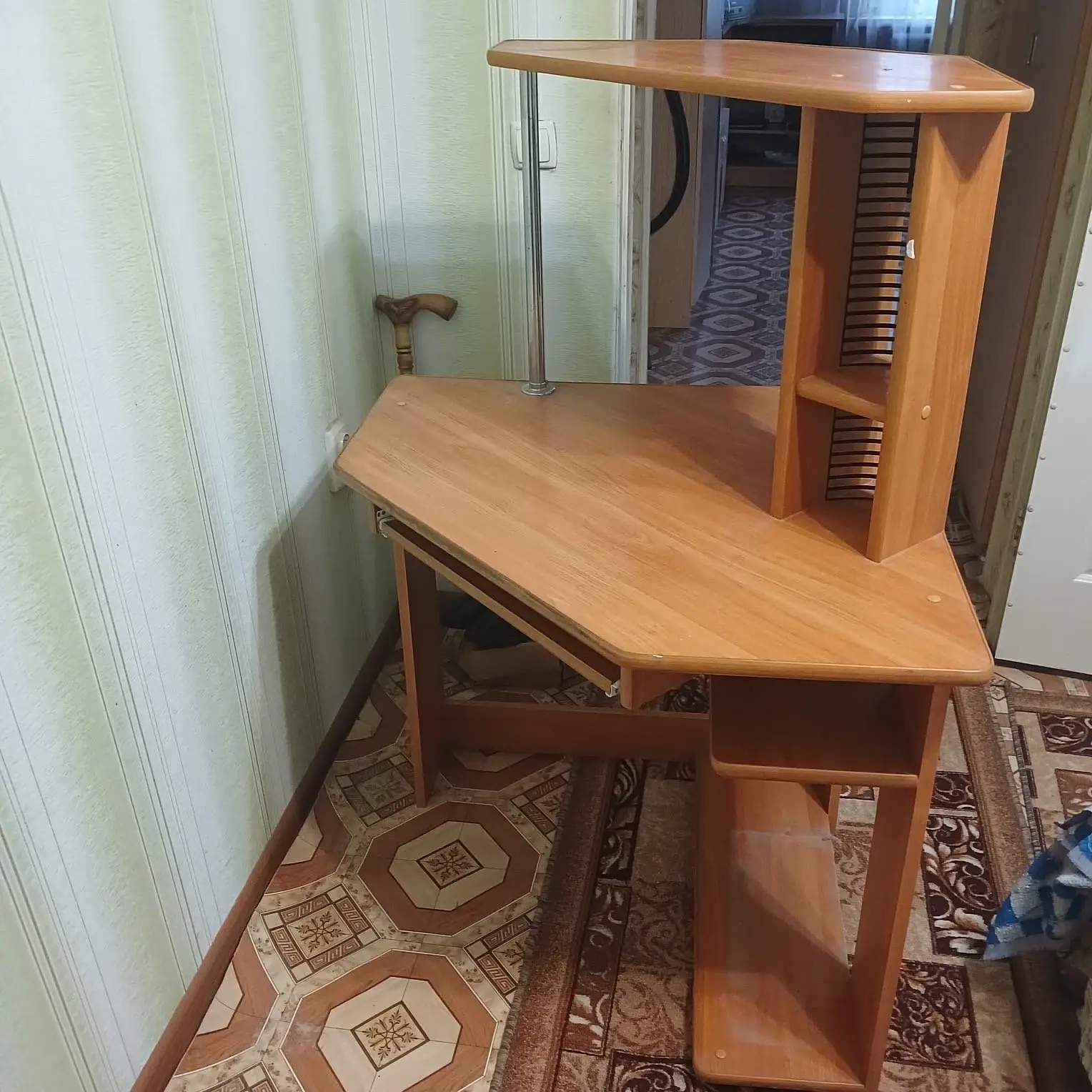Продаю компьютерный стол в хорошем состоянии.