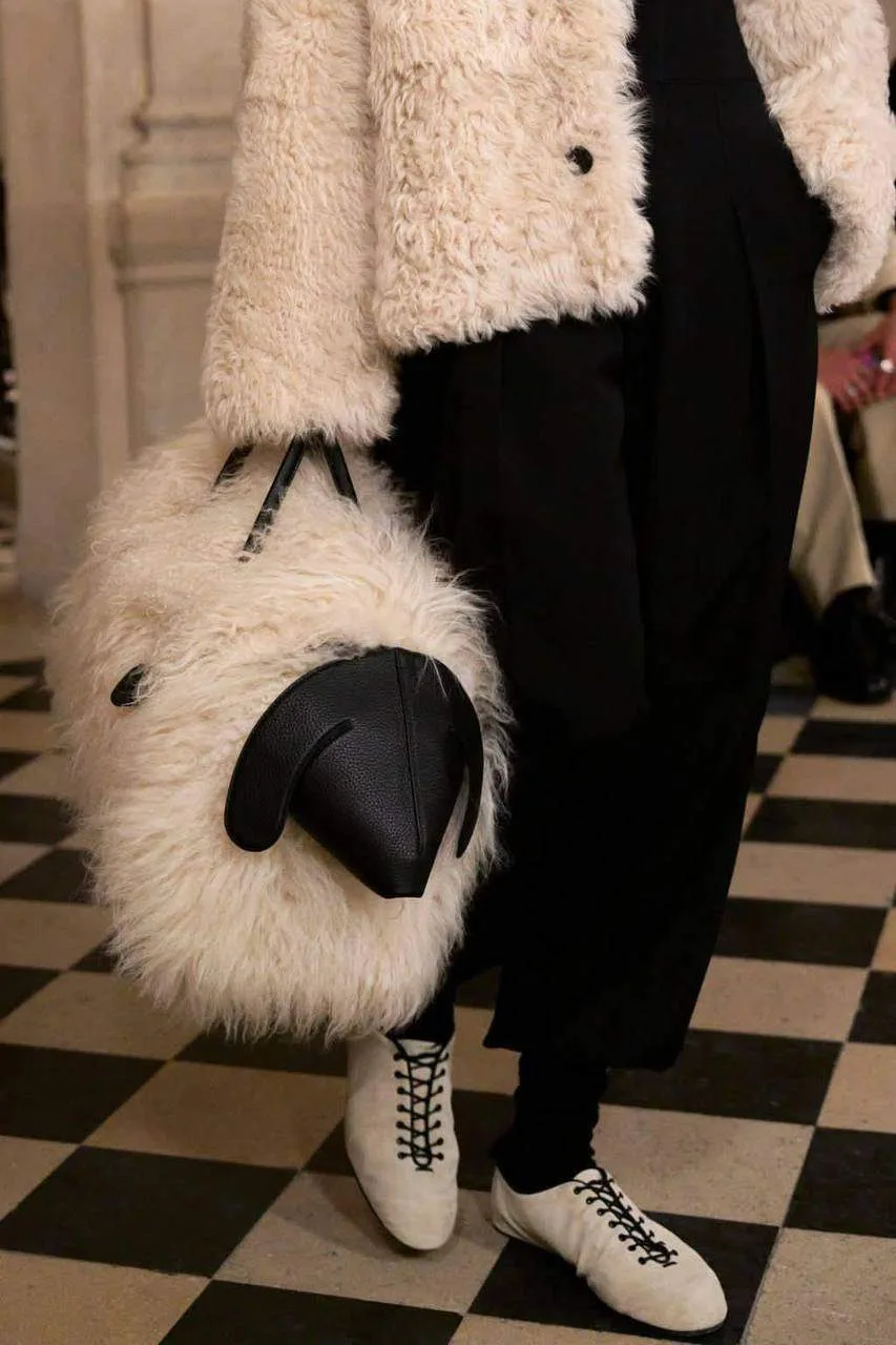 Jacquemus выпустили сумку-овечку — она стоит $4300 (365 тысяч рублей). The Turismo shop...