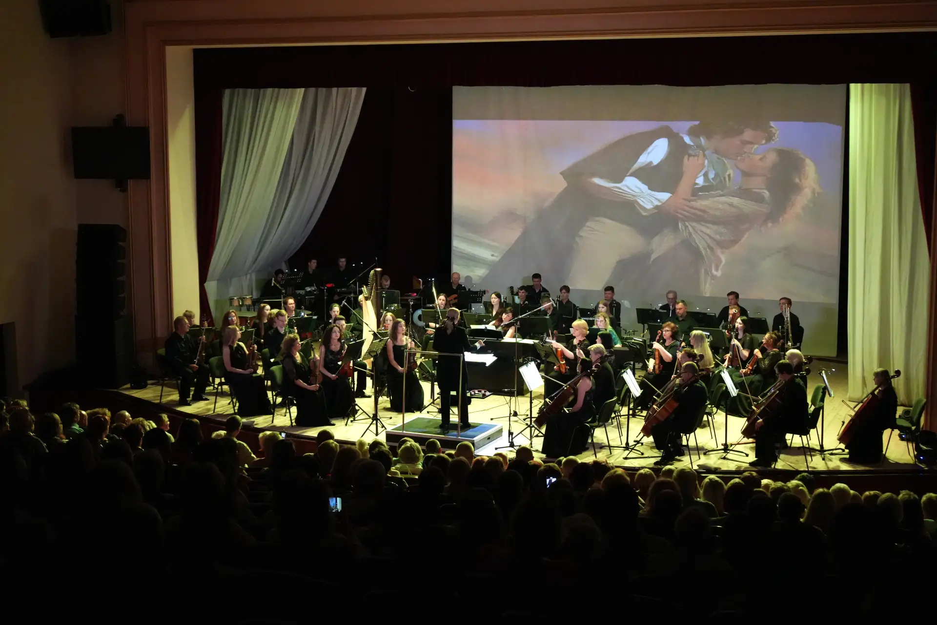 🎻В Луганской филармонии ожили ностальгические шедевры Поля Мориа🎼

🎵 В Большом концертном зале фи